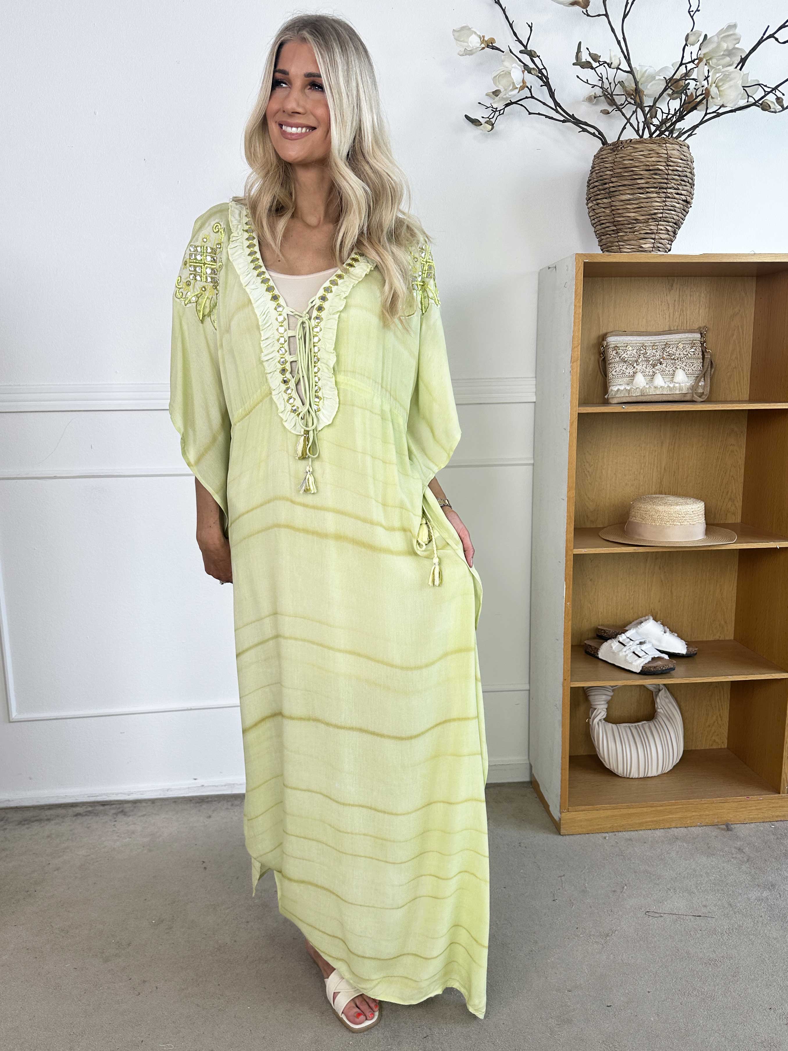 Avery - Tunikaklänning i viskos med pärlor och spets på bröstet